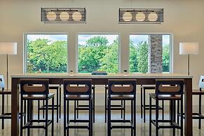 Delta Hotels by Marriott Chicago Willowbrook