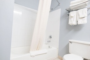 Baymont by Wyndham Flint Airport North