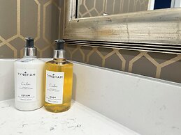 Chateau Victoria Hotel and Suites