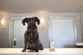 Chateau Victoria Hotel and Suites