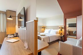Everness Hotel & Resort