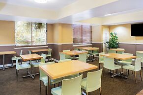 La Quinta Inn & Suites by Wyndham Sarasota Downtown