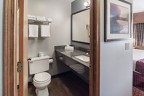 Boarders Inn & Suites by Cobblestone Hotels - Superior Duluth