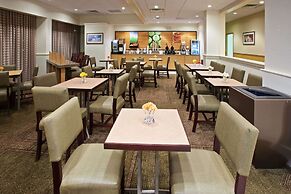 La Quinta Inn & Suites by Wyndham Nashville Airport/Opryland