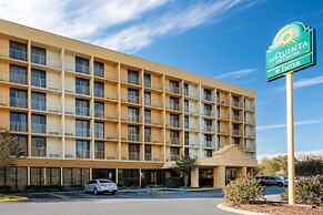 La Quinta Inn & Suites by Wyndham Nashville Airport/Opryland