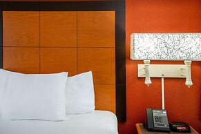 La Quinta Inn & Suites by Wyndham Nashville Airport/Opryland