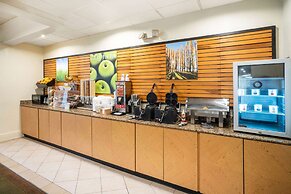 La Quinta Inn & Suites by Wyndham Nashville Airport/Opryland