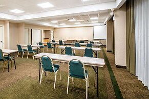 La Quinta Inn & Suites by Wyndham Nashville Airport/Opryland