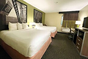 Super 8 by Wyndham St Charles