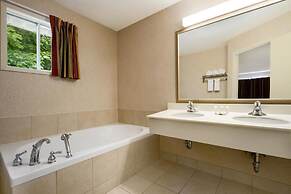 Super 8 by Wyndham Brockville