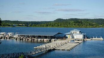 Fourwinds Lakeside Inn & Marina