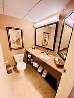 Fourwinds Lakeside Inn & Marina