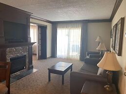 Fourwinds Lakeside Inn & Marina