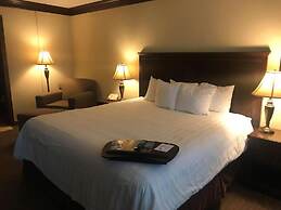 Fourwinds Lakeside Inn & Marina