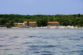 Fourwinds Lakeside Inn & Marina
