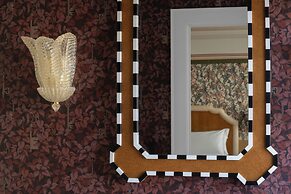 The Stoneleigh, Autograph Collection