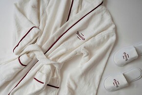 The Stoneleigh, Autograph Collection