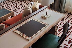 The Stoneleigh, Autograph Collection