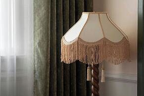 The Stoneleigh, Autograph Collection