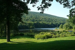 The Shawnee Inn and Golf Resort