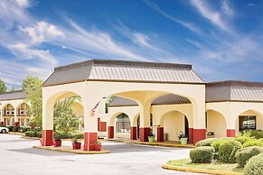 Days Inn & Suites by Wyndham Starkville