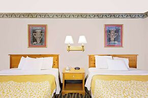 Days Inn & Suites by Wyndham Starkville