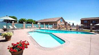 Econo Lodge Inn & Suites