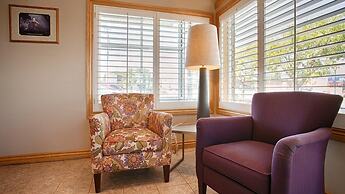 Econo Lodge Inn & Suites