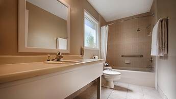 Econo Lodge Inn & Suites