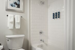 Four Points by Sheraton Milwaukee North Shore