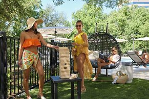 Renaissance Austin Hotel