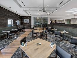 DoubleTree by Hilton Hotel Wichita Airport