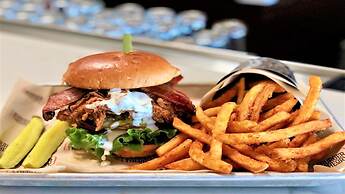 Holiday Inn & Suites Phoenix Airport North by IHG