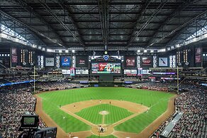 Holiday Inn & Suites Phoenix Airport North by IHG