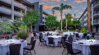 Holiday Inn & Suites Phoenix Airport North by IHG