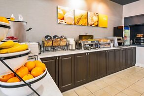 Comfort Hotel & Suites
