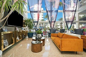 Catalina Hotel & Beach Club