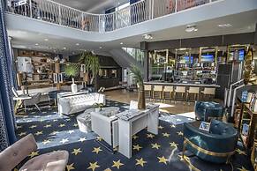 Catalina Hotel & Beach Club