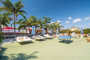 Catalina Hotel & Beach Club