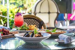 Catalina Hotel & Beach Club