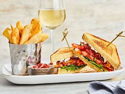 Courtyard by Marriott Addison Midway