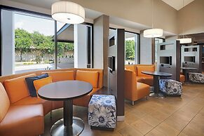 Courtyard by Marriott Addison Midway