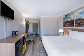 Days Inn & Suites by Wyndham Fort Bragg/Cross Creek Mall