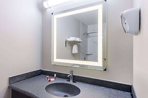 Days Inn & Suites by Wyndham Fort Bragg/Cross Creek Mall