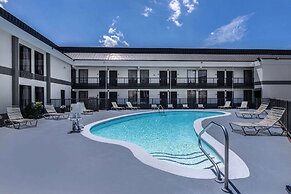 Days Inn & Suites by Wyndham Fort Bragg/Cross Creek Mall