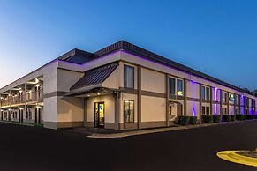 Days Inn & Suites by Wyndham Fort Bragg/Cross Creek Mall