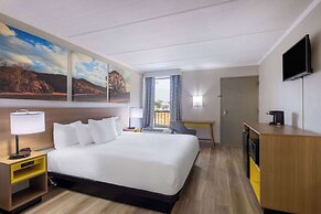 Days Inn & Suites by Wyndham Fort Bragg/Cross Creek Mall