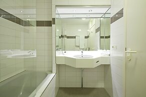 Carlton Oasis Hotel