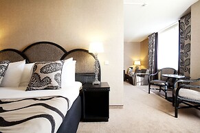 Carlton Oasis Hotel