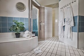 Carlton Oasis Hotel
